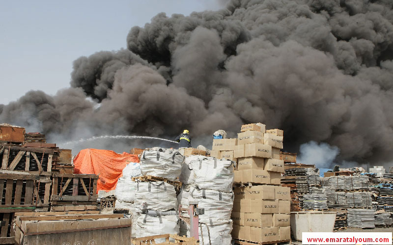 شب حريق هائل ظهر الإثنين 6/6/2011 في خمسة مستودعات للمواد البلاستيكية ومواد البناء في المنطقة الصناعية 12 بالشارقة-تصوير: تشاندرا بالان