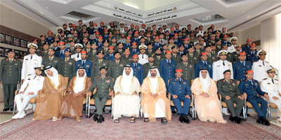 محمد بن راشد ومحمد بن زايد وسرور بن محمد وهزاع بن زايد وسيف بن زايد وكبار المدعوين في لقطة تذكارية مع الخريجين. 	وام