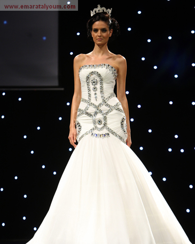 عرض أزياء من ابتكارات مصمم الأزياء اللبناني وليد عطا الله ضمن مجموعته الأخيرة من فساتين السهرة (الهوت كوتور) لربيع وصيف 2011. الصور بعدسة مصطفى قاسمي