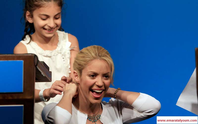 شاكيرا تتلقى عقداً كتكريم من الجانب الاسرائيلي. رويترز