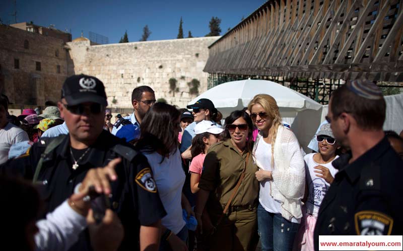 شاكيرا تلتقط صورة تذكارية مع مجندة اسرائيلية. أ ب
