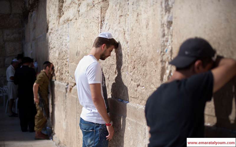 الاسباني بيكيه يؤدي طقوساً يهودية عند حائط البراق أو كما يطلق عليه اليهود "حائط المبكى". أ ب