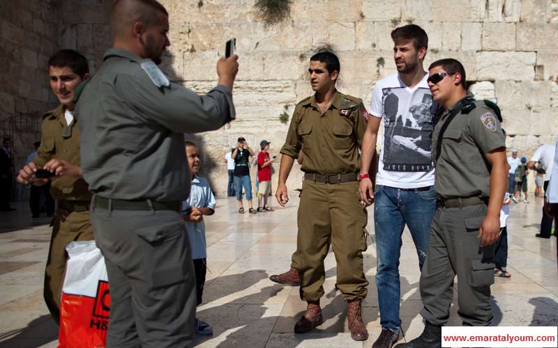 مدافع برشلونة بيكيه يلتقط صورة مع مجندين اسرائيليين. أ ب