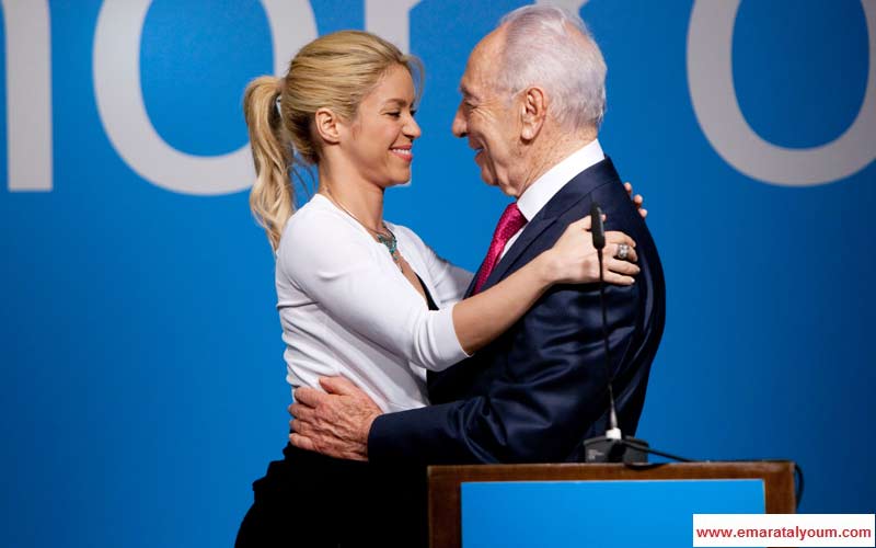 الرئيس الاسرائيلي شيمون بيريز يرحب بحرارة بشاكيرا. غيتي