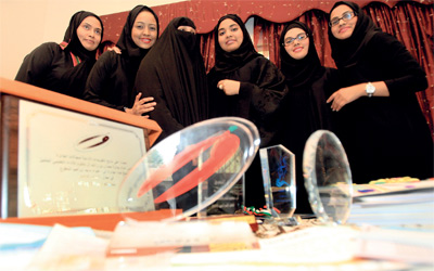 علياء الأول علمي تتوسط أسرتها وسط فرحة عارمة.