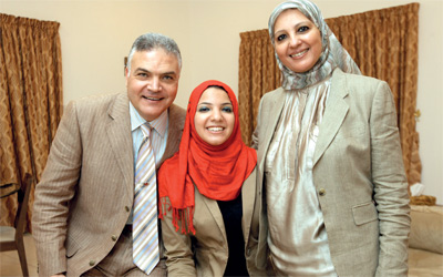 منةالله أحمد الأول أدبي وسط والديها