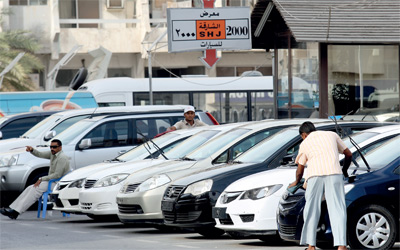مستهلكون أصبحوا يفضلون سوق السيارات المستعملة بعد تعليمات «المركزي» الخاصة بالدفعة المقدمة.  	الإمارات اليوم