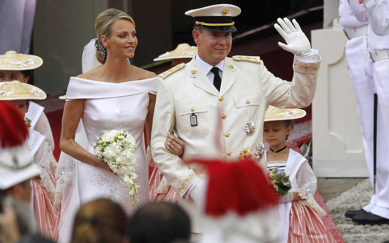 عقد ألبرت الثاني أمير موناكو قرانه على خطيبته السباحة الأولمبية الجنوب إفريقية، تشارلين ويتستوك، في مراسم زواج دينية بقصر موناكو يوم السبت 2/07/11 شارك فيها عدد من ملوك ورؤساء الدول الأوروبية-مصدر الصور: أ.ف.ب