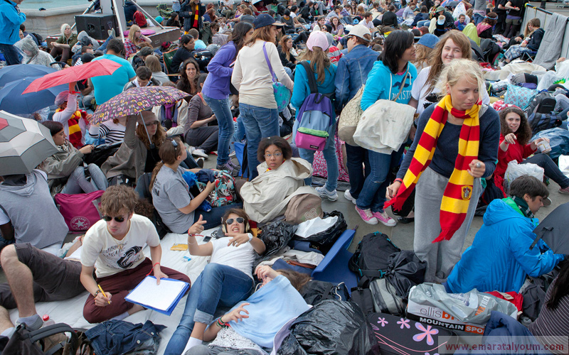 المئات جاؤا قبل يوم وقضوا الليل في العراء بانتظار الافتتاح في لندن هذا العام. أ ب