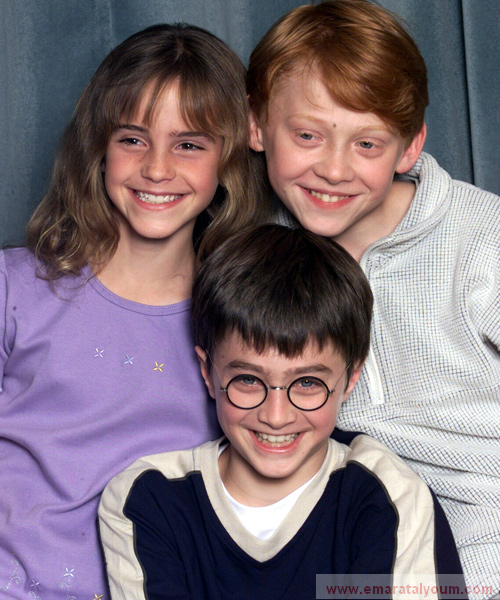 الأبطال الثلاثة روبرت غرنت ودانييل رادكليف وإميلي واتسون عند ظهورهم الأول لسلسلة هاري بوتر في العام 2000. غيتي