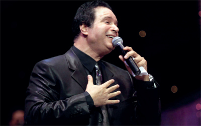 إيمان البحــــــــــــــــــــــــــــــــــــــــــــــر درويش غنى للثورة والحب. 	 .د.ب.أ