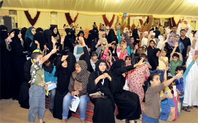 جمهور يتابع فعاليات المهرجان.  	من المصدر