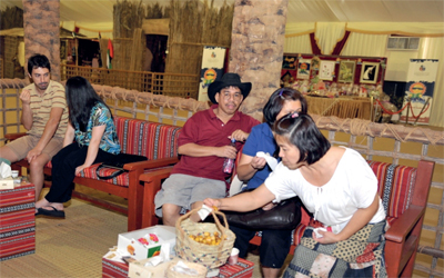 سياح أبدو عجابهم بالمنتجات.     من المصدر