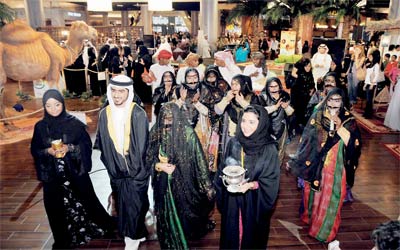 المئات من الزوار احتشدوا للتعرف إلى خصوصية العرس التراثي في الإمارات.	من المصدر