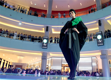 العباءات المريحة طغت على عروض اليوم الأول.  	 تصوير: دينيس مالاري