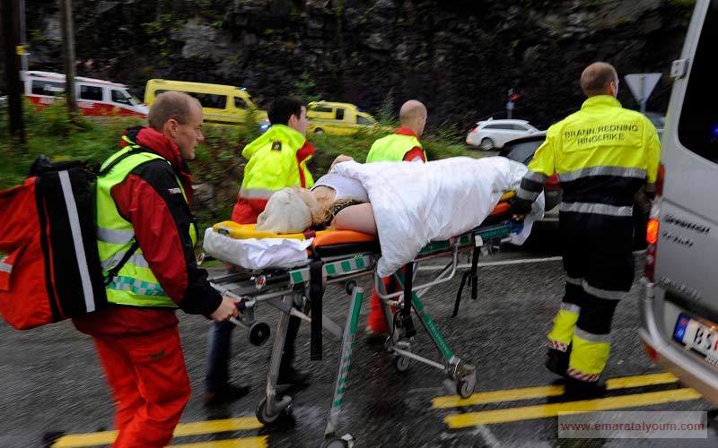 أفراد الإنقاذ يسعفون أحد المصابين. أ ب