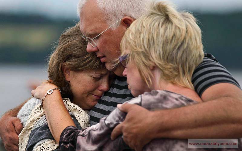 أقارب أحد الضحايا في حالة صدمة بعد أنباء الاعتداء. أ ب