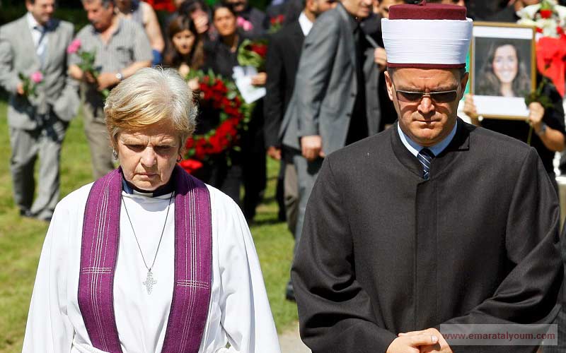القس آن ماريا والشيخ سنيد كوبليكا رئيس المجلس الإسلامي في النرويج يقودان مراسم جنازة الفتاة العراقية الأصل النرويجية الجنسية بانو رشيد (18 عاماً) والتي فرت من بلدها بضحبة أهلها نتيجة للظروف السياسية في نهايات القرن الماضي. رويترز