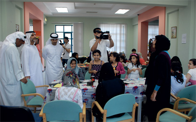 فتاة من مركز رأس الخيمة تؤدي أنشودة أمام اللجنة العليا.                                                  	                                                                      من المصدر