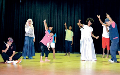 «سارق الأمنيات»عرض مسرحي لمركز شباب الشارقة.