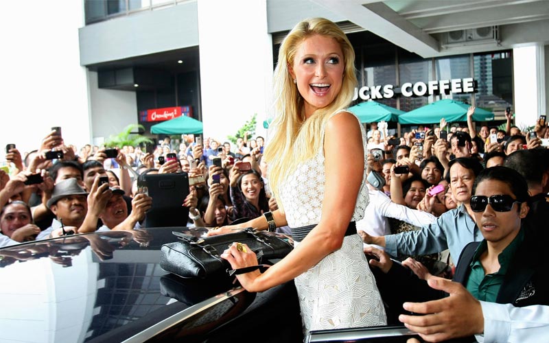 زيارة  باريس  هيلتون للعاصمة الفلبينية مانيلا أثارت "زوبعة شبابية" بين صفوف معجبيها الذين احتشدوا على جوانب الطرقات لرؤية الفتاة الأكثر إثارة للجدل في المجتمع الأميركي-أ.ب