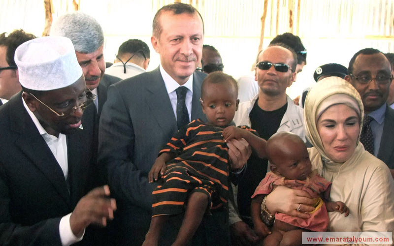 قام رئيس الوزراء التركي رجب طيب أردوغان بزيارة إلى مقديشو (العاصمة الصومالية) في زيارة غير مسبوقة لتفقد ضحايا اسوأ مجاعة في الصومال منذ 20 عاماً - أ.ب