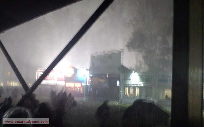 مجموعة من البلجيكيين يحتمون من شدة العاصفة الرعدية التي ضربت مدينة هاسلت. أ ب