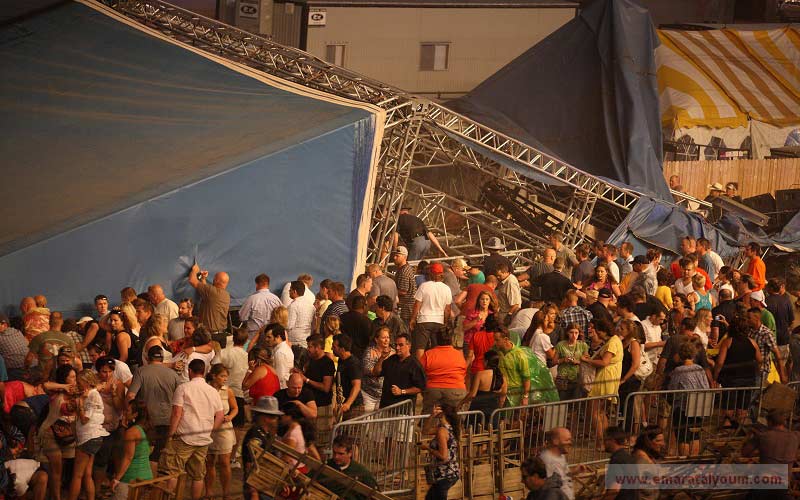 انهيار خيمة في معرض أقيم في شهر أغسطس الحالي بولاية إنديانا الأميركية بفعل عاصفة رعية ضربت الولاية. إي بي أيه