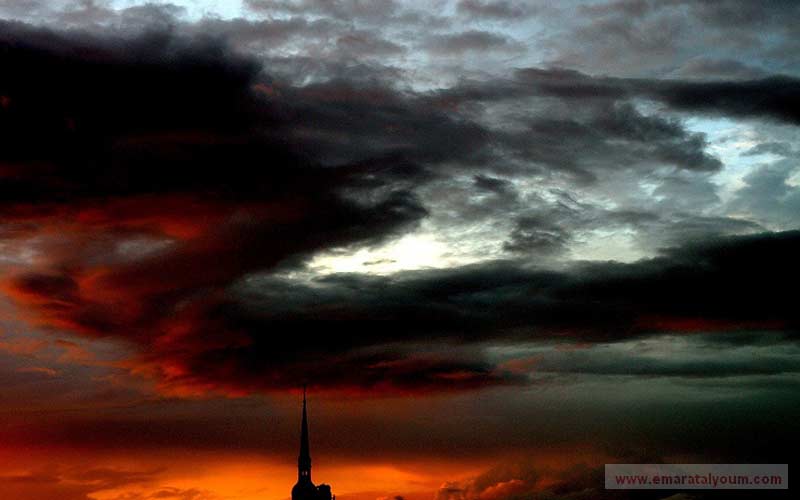 سماء برلين الألمانية ملبدة بالغيوم قبل هبوب عاصفة رعدية ضربت المدينة.