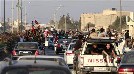 الثوار تمكنوا من السيطرة على العاصمة الليبية من دون مقاومة تذكر. رويترز