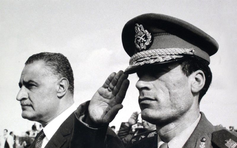 1969.. الزعيم المصري الراحل يستقبل الملازم الليبي معمر القذافي عشية نجاح الانقلاب العسكري الذي قاده الأخير واستلم على إثره سدة الحكم بعد أن أطاح بحكم الملك إدريس الأول-أ.ب