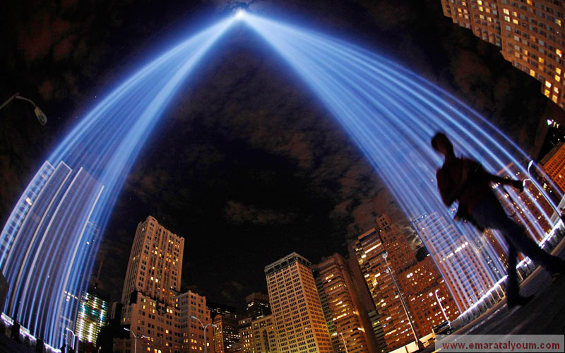 شكلت الأضواء التي انطلقت من موقع برجي مركز التجارة العالمي بنيويورك، اللذين انهارا بعد أن اصطدمت طائراتان بهما، لوحة سريالية أنارت سماء المدينة التي تحيي الذكرى العاشرة لاعتداءات 11 سبتمبر-رويترز