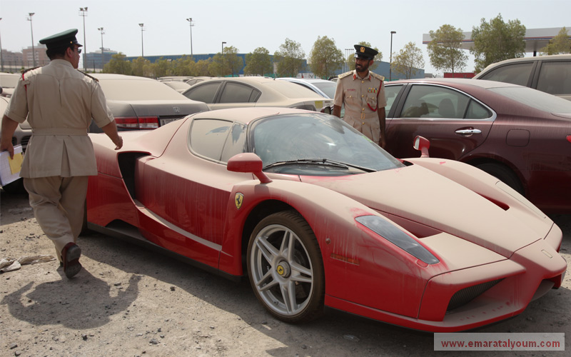 حصر قسم شباك الحجز في مرور ديرة نحو 52 سيارة فارهة توازي قيمتها ملايين الدراهم،بينها 3 سيارات "فيراري" ثمن إحداها يتجاوز المليون دولار، محجوزة منذ فترات متفاوتة، بسبب "ارتكاب أصحابها مخالفات تستحق الحجز، أو لكونها مطلوبة لـ(الإنتربول) أو المحكمة، أو بسبب تراكم المخالفات على مالكيها، إلى جانب حيازة بعضهم مواد ضارة"-دينيس مالاري