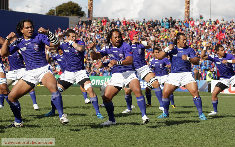 منتخب جزر ساموا يستعرض أمام مشجعيه قبل مباراته ضد جزر فيجي في مباريات المجموعة الرابعة لبطولة العالم للركبي المقامة في نيوزلندا. غيتي