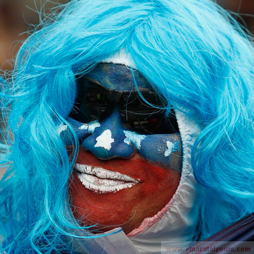 ألوان العلم مع وجه المحارب لمشجع. أ ب