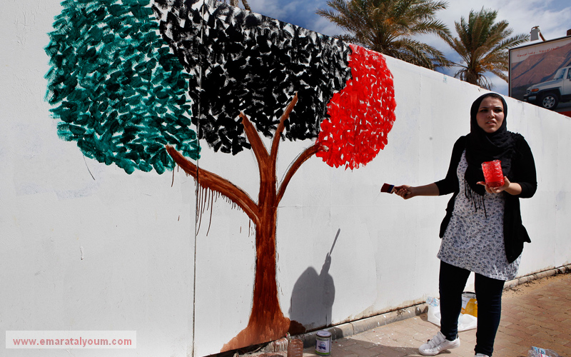 فنانة ترسم الحرية بريشتها - أ.ب