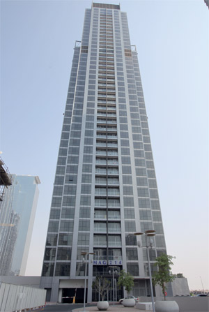 البرج الذي سقطت منه الأم وطفلها.