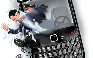 الصورة: &laquo;أتعهد&raquo; بوقف الرسائل الهاتفية أثناء القيادة