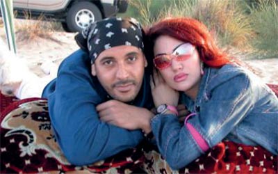 ..مع زوجته اللبنانية إيلين. من المصدر