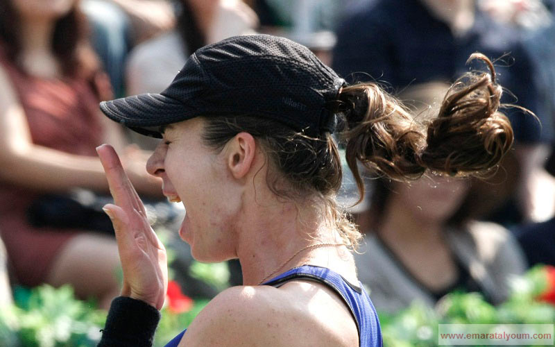 لاعبة التنس الكازاخستانية غالينا فوسكابويفا تطلق صرخة حزن بعد خسارتها نقطة. أ ب