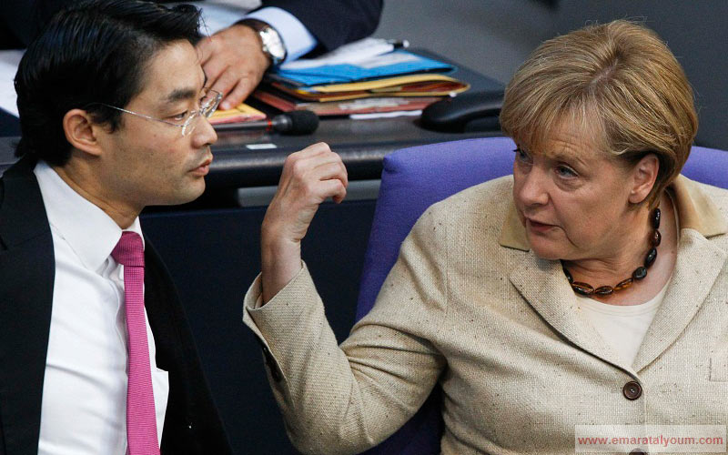 المستشارة الألمانية أنجيلا ميركيل تبدو وكأنها على وشك تسديد ضربة بقبضة اليد لوزير اقتصاد بلادها فيليب رويسلر في وقت تشهد فيه أوروبا بوادر عودة الأزمة الاقتصادية التي ضربت القارة والعالم قبل نحو 3 سنوات. رويترز