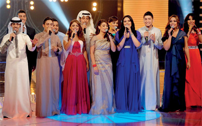 المتسابقون يقدمون أغنية جماعية