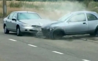 الصورة: ماذا يمكن أن تتسبب به كتابة رسالة نصية خلال قيادة السيارة؟