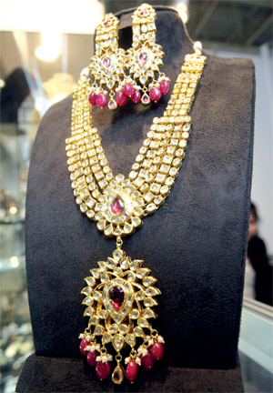 عائلات كثيرة تتفاخر بقطع مجوهراتها المتوارثة.	تصوير: أسامة أبوغانم