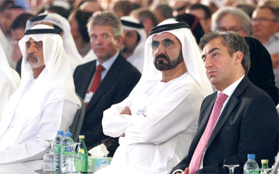محمد بن راشد متابعاً فعاليات الجلسة الافتتاحية للقمة.	رويترز