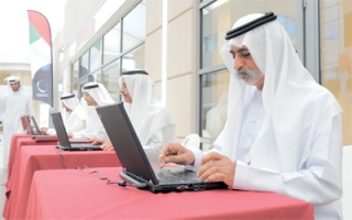 الصورة: نهيان بن مبارك يوقع على &laquo; أتعهد &raquo;