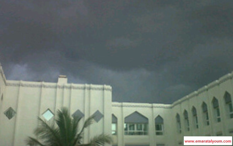 غيوم متجمعة فوق مبنى كلية التقنية بالفجيرة. القارئ السويدي