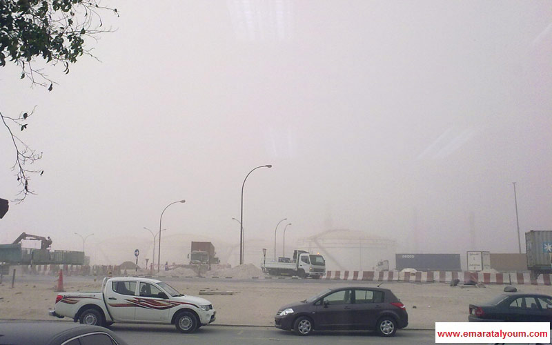 الغبار يملآ الجو في منطقة جبل علي.