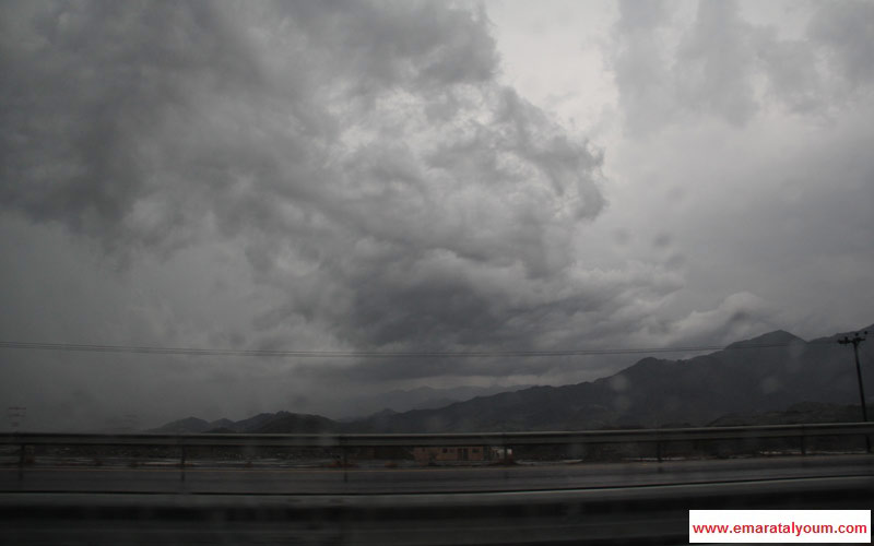 السماء ملبدة بالغيوم فوق مناطق في إمارة الفجيرة. القارئ وائل شوربجي