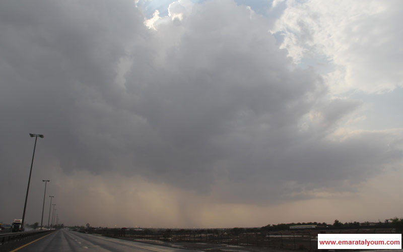السماء ملبدة بالغيوم فوق مناطق في إمارة الفجيرة. القارئ وائل شوربجي